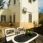 Semesterbostad Tatiana's Garden House *