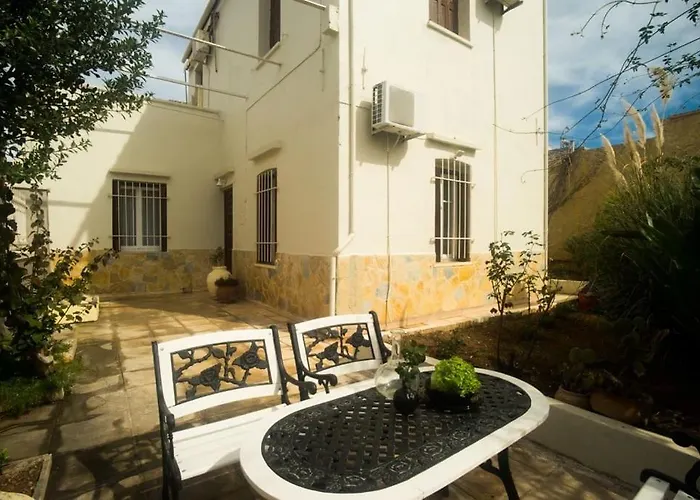 בית נופש Tatiana's Garden House *