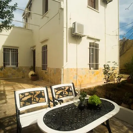 Сasa de vacaciones Tatiana's Garden House *